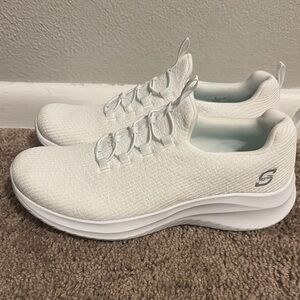 Skechers White Sneakers with Comfort Cushioning and Modern Design